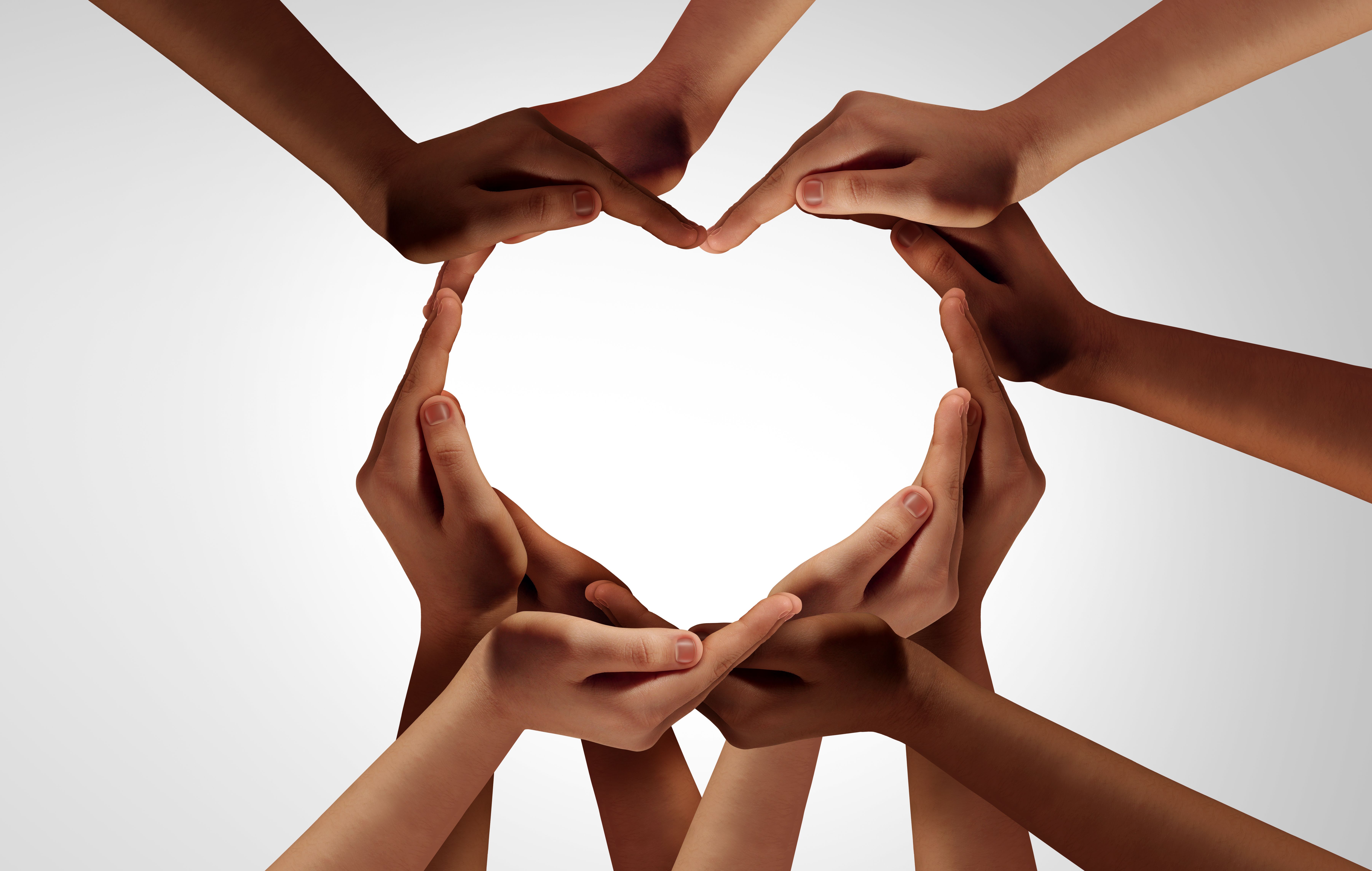 viele Hände formen ein Herz© Lightspring/ Shutterstock.com